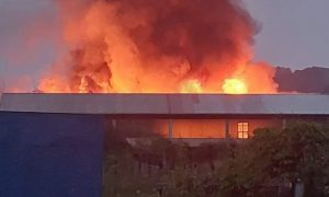 Veliki požar kod Tešnja: Gori firma, vatrenu stihiju gase i vatrogasci iz Doboja VIDEO