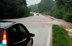 Jaka kiša izazvala probleme: Voda teče putevima, saobraćaj u prekidu