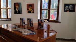 Muzej Semberija: Otvorena izložba Mirne Jovanović “Zapad u istočnom ruhu”