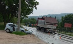 Stravičan sudar kamiona i automobila: Jedna osoba poginula, put blokiran