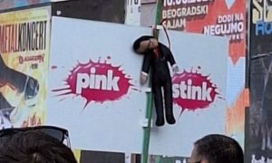Uhapšen muškarac: Na protestu u Beogradu nosio lutku Vučića sa omčom