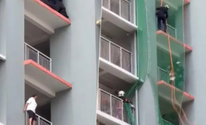 Žena prijeti skokom sa balkona! O ovoj akciji spasavanja priča cijeli svijet VIDEO