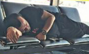 Pjevača oborio umor: Aca Lukas zaspao na aerodromu, iz sna ga “digao” telefon