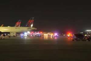 Jeziva tragedija na međunarodnom aerodromu: Radnika usisao motor aviona VIDEO