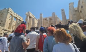 Kad grčka policija “ganja” Banjalučanke: Kako su dvije djevojke zatvorile Akropolj VIDEO