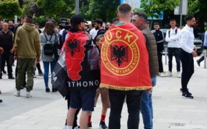 Albanci protestuju kod mosta na Ibru: Istaknute zastave “velike Albanije” i UČK VIDEO