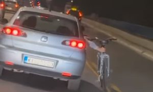 Neobičan prizor privukao pažnju: Vozač vozi automobil, suvozač bicikl VIDEO