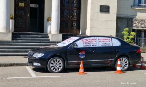 Jutro nakon sjednice: Automobil oblijepljen porukama i dalje ispred Gradske uprave FOTO