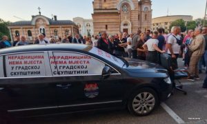 Protest kao performans: Stanivuković iznio Ninkovićevu fotelju, a na autu ispisali poruku VIDEO/FOTO