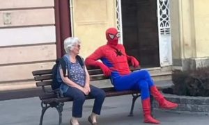 “I tako ti kažem Slavice”: Spajdermen i baka sjede na klupi i ćaskaju