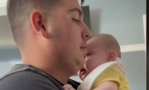 Suze su “bezveze”: Roditelji pokazali kako za čas smire uplakanu bebu VIDEO