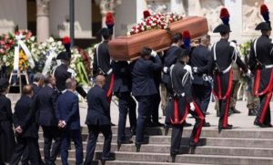 Italija žali za bivšim premijerom: Kovčeg sa tijelom Berluskonija stigao u Milansku katedralu