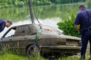 Prodaje se BMW koji je 35 godina bio u blatu na dnu rijeke FOTO