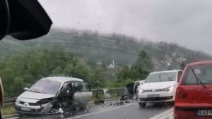 Težak udes: Jedna osoba povrijeđena, saobraćaj otežan VIDEO