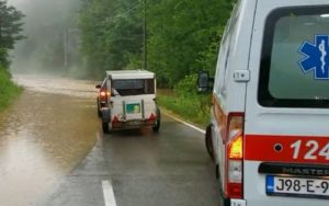 Zaustavljen saobraćaj: Bujične poplave na putu Mlinska rijeka – Čelinac VIDEO