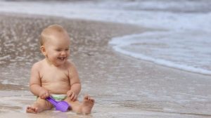 Higijenski razlozi: Treba li beba nositi kupaće gaćice na plaži