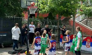 Pored žica: Djeca sa Kosmeta igrala basket ispred kordona Kfora