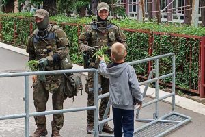 Dječak vojnicima KFOR-a poklanjao vjenčiće: Oni mu uzvratili slatkišima FOTO