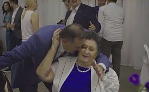 Dodik sa majkom zapjevao na krštenju unuke VIDEO