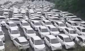 Neobičan prizor: Električni automobili napušteni na ogromnim poljima VIDEO