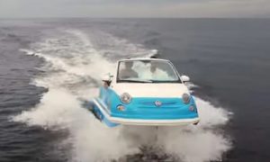 Italijan napravio automobil-čamac: Poznati “fićo” juri po vodi VIDEO