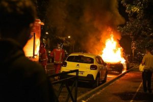 Francuska u plamenu: Nemiri se proširili na veće gradove tokom treće noći protesta VIDEO