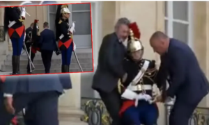 Drama iza leđa lidera Francuske: Gardista pao u nesvijest tokom ceremonije VIDEO