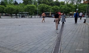 Scena šokirala Banjalučane! Muškarac samo u boksericama prošetao centrom grada VIDEO