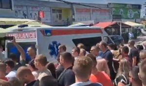 Jedna osoba odvezena u bolnicu: Albanac autom uletio u okupljene Srbe na KiM VIDEO