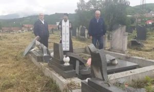Tužan prizor na zadušnicama na groblju u Južnoj Mitrovici: Vandali polupali krstove i spomenike