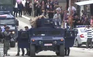 Srbi opet izašli na ulicu: Napeta situacija u Kosovskoj Mitrovici nakon hapšenja kik-boksera