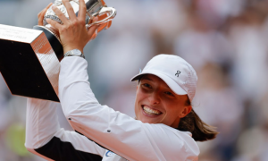 U finalu savladala češku teniserku: Iga Švjontek odbranila titulu na Rolan Garos