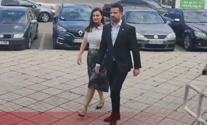 U pratnji supruge! Milatović stigao na glasanje – ovaj put ponio i ličnu kartu VIDEO
