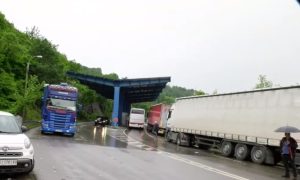 Ponovo problem na Jarinju: Ne puštaju kamione sa srpskom robom i srpskim tablicama VIDEO
