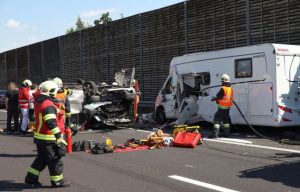 Minibus udario u kamper, jedna osoba poginula, među povrijeđenima državljani BiH