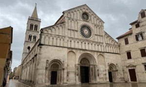 Otvorena jedna vrata da ne bude švercanja: Hrvati naplaćuju ulazak u katedralu