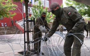 Vozila i danas ispred zgrade opštine: KFOR u Leposaviću uklonio bodljikavu žicu