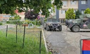 Građani protestuju već 11. dan: Kfor uklanja bodljikavu žicu ispred opštine u Leposaviću
