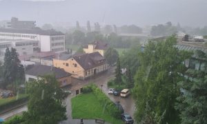 Nebo iznad grada se “ponovo otvorilo”: Pljusak u Banjaluci rastjerao pješake VIDEO