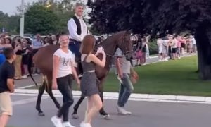 Učenik u Beogradu oduševio sve: Na konju došao na maturu VIDEO