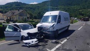 Sudar automobila, cisterne i kombija: Dvije osobe povrijeđene