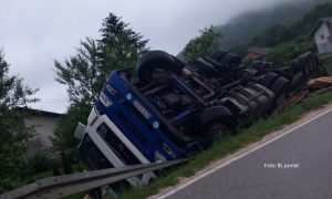 Grdosija u kanalu na Manjači: Kamion sletio s puta FOTO/VIDEO