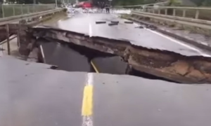 Rijeka odnijela most, snimljen trenutak urušavanja: “Očaj i katastrofa” VIDEO
