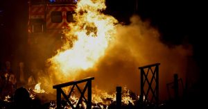 Protesti u Francuskoj nakon što je policajac ubio tinejdžera: 77 uhapšenih, zapaljen autobus VIDEO