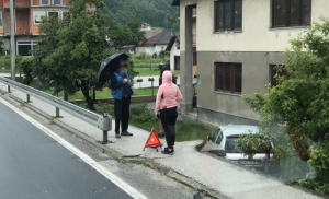 Nesvakidašnja nesreća u BiH! Automobil sletio s puta u dvorište porodične kuće