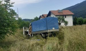 Vozač doživio infarkt: Kamion završio u travi pored puta