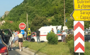 Teška saobraćajka u BiH! Sudar dva vozila, povrijeđene izvlače vatrogasci