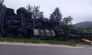 Detalji saobraćajke na Manjači: Kako je kamion završio u kanalu