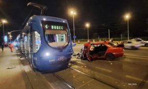Žena tragično stradala: Ubola je osa, pa se autom zabila u tramvaj