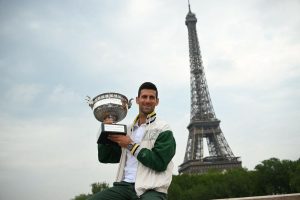 Pozirao ispred Ajfelovog tornja: Nasmijani Nole prošetao pehar kroz Pariz FOTO